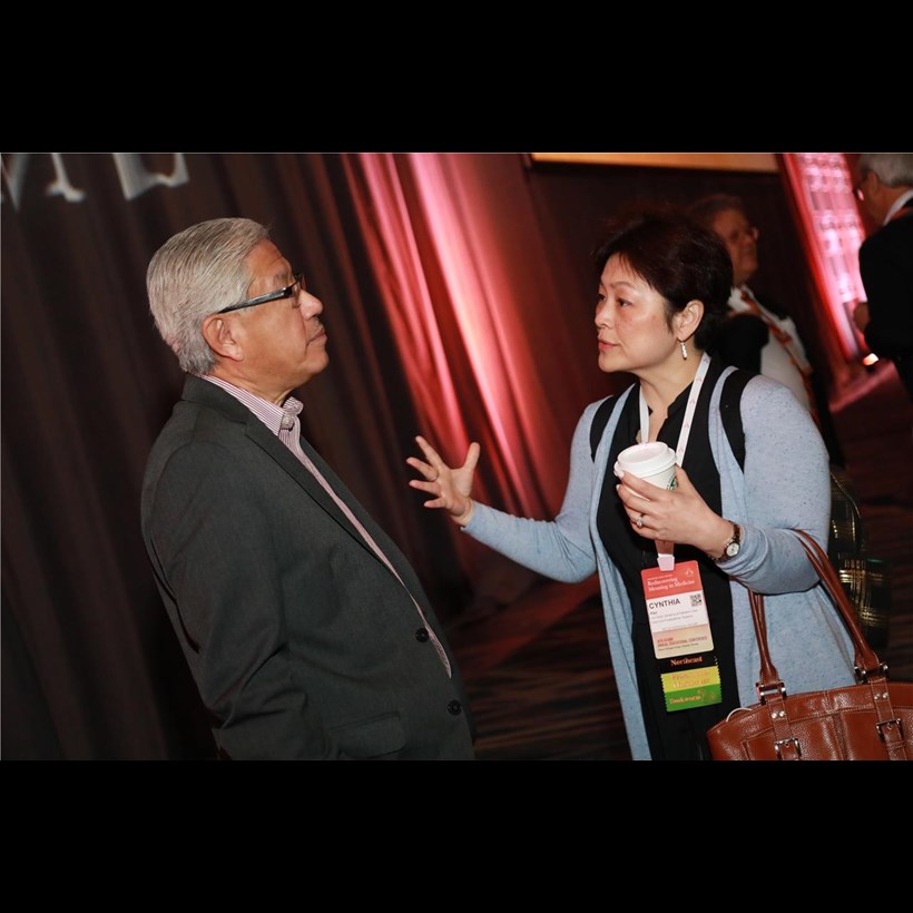 Victor Dzau, MD, president of the National Academy of Medicine (NAM), chats with a conference attendee.